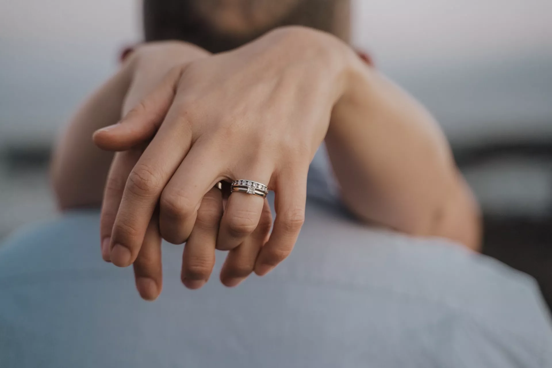 在結婚戒指疊戴求婚戒指，有「將兩人誓約之愛永遠封存」的意義。