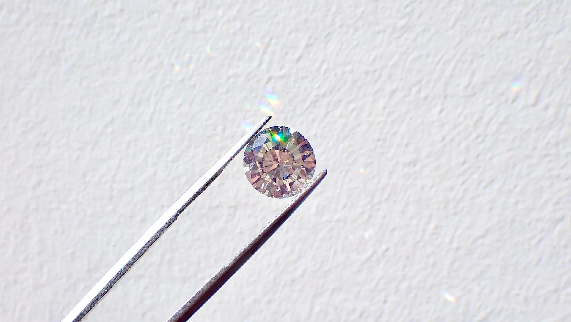 鑽石4C表的4項標準顏色、淨度、切工、及克拉。