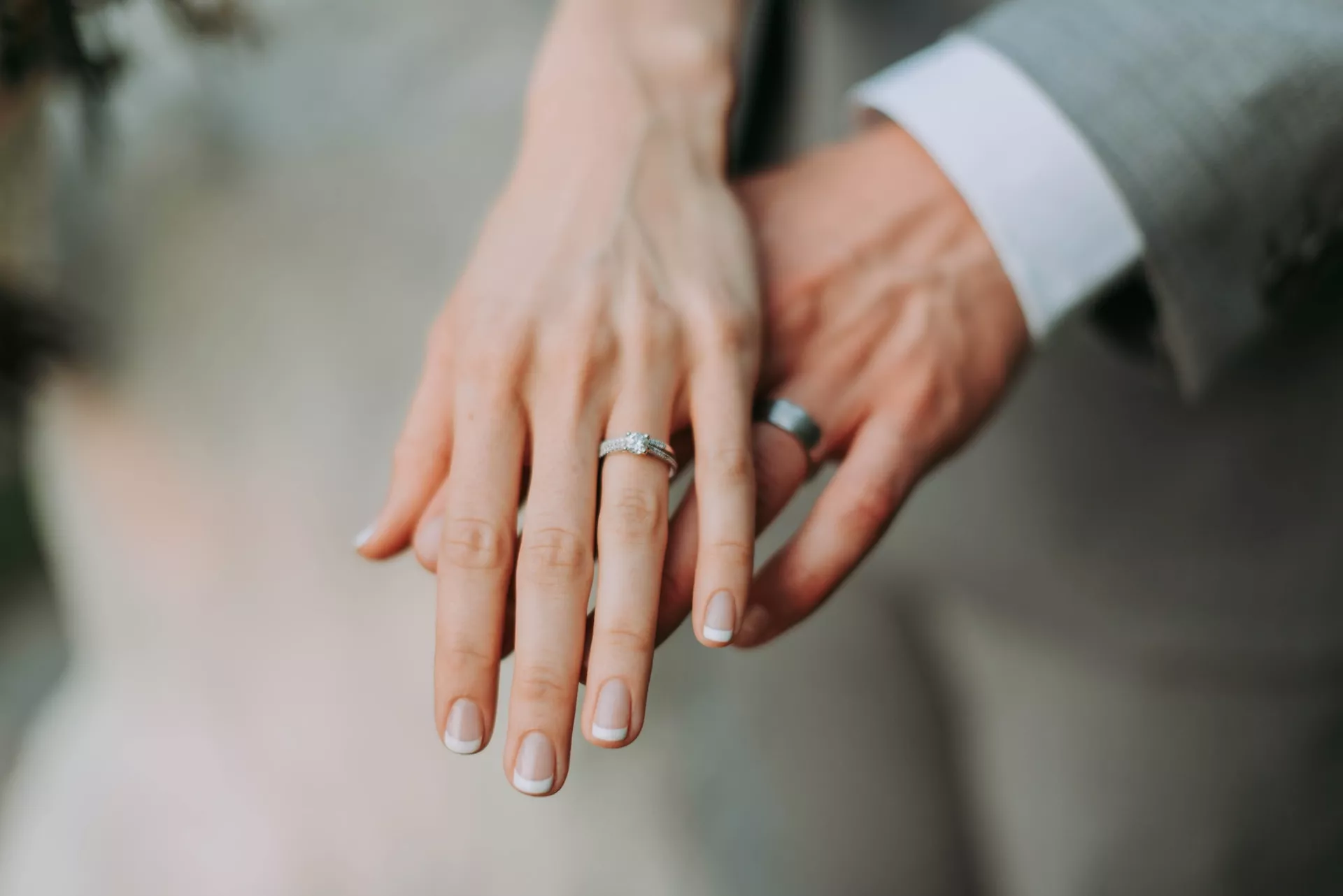 訂婚結婚戒指同一個是現在新人的另一種選擇。