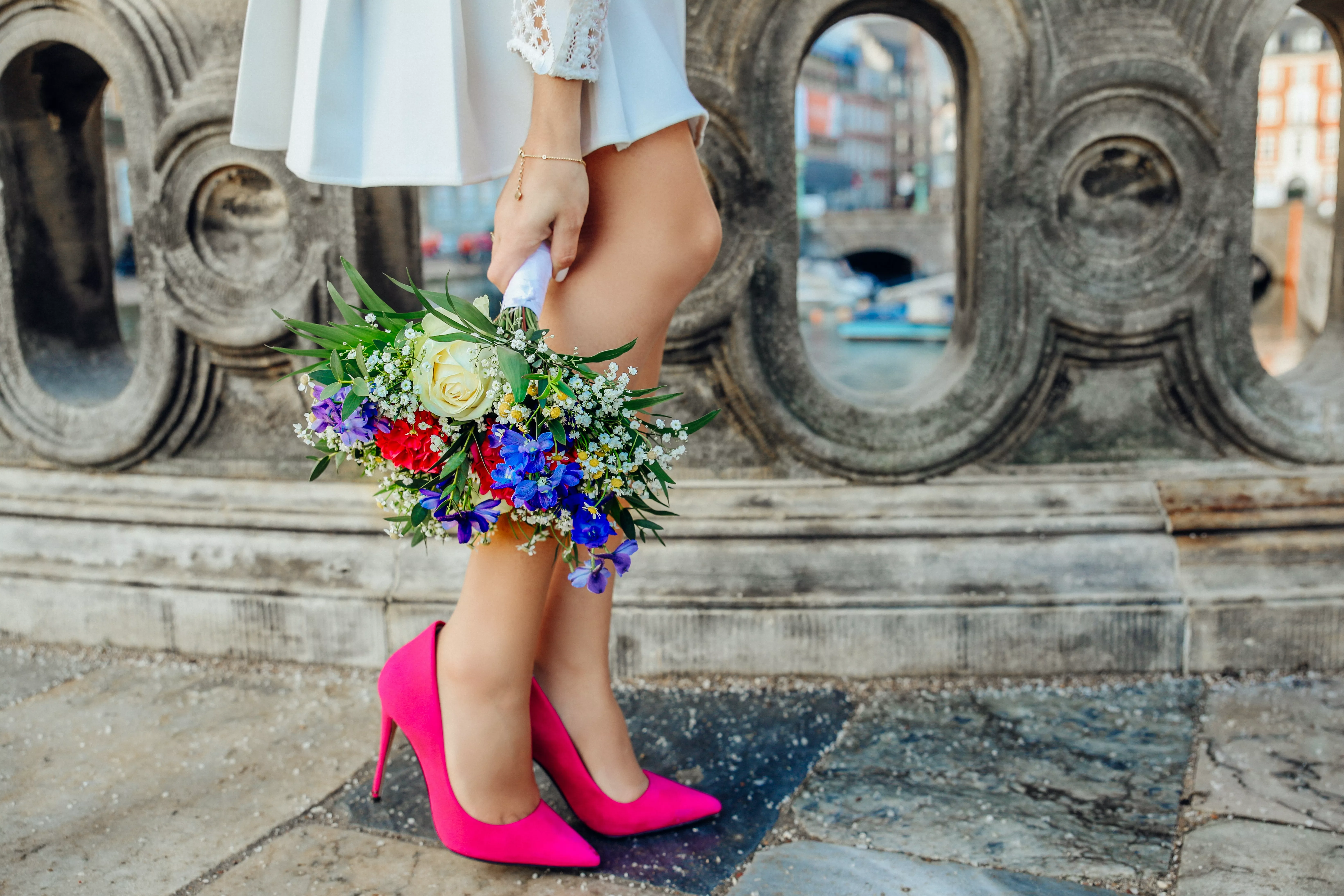 禮服色系款式不會侷限大膽色婚鞋。