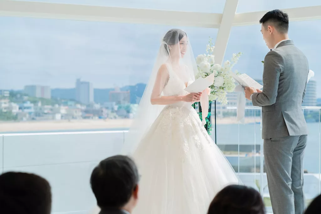 海外婚禮需負擔機票住宿等費用，會反映在婚禮攝影價格上。