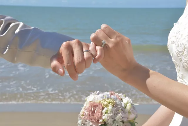 在海島婚禮美麗的景緻下為新人拍下令人難忘的照片。