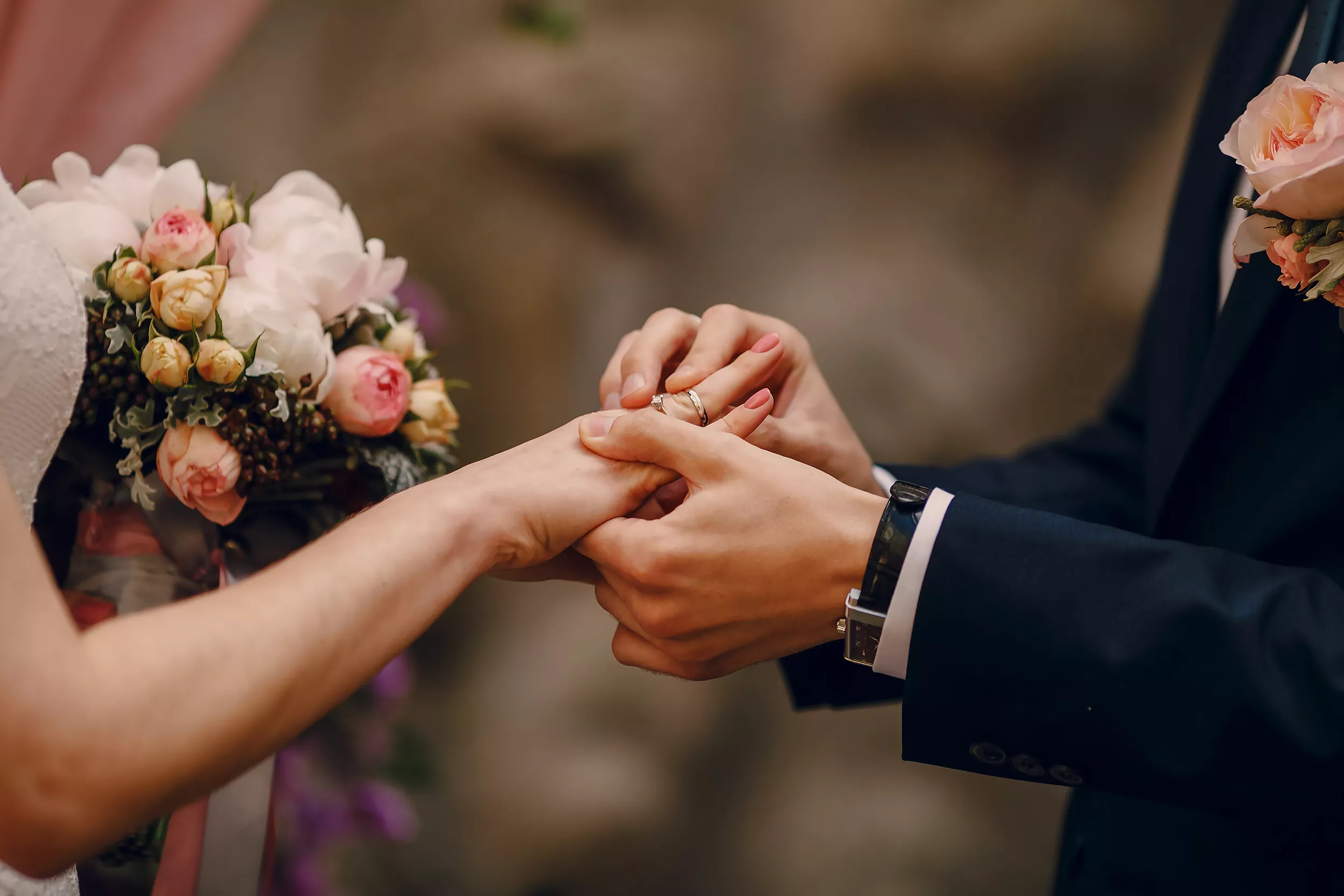 婚禮上交換戒指的儀式，象徵兩人的承諾與誓言。