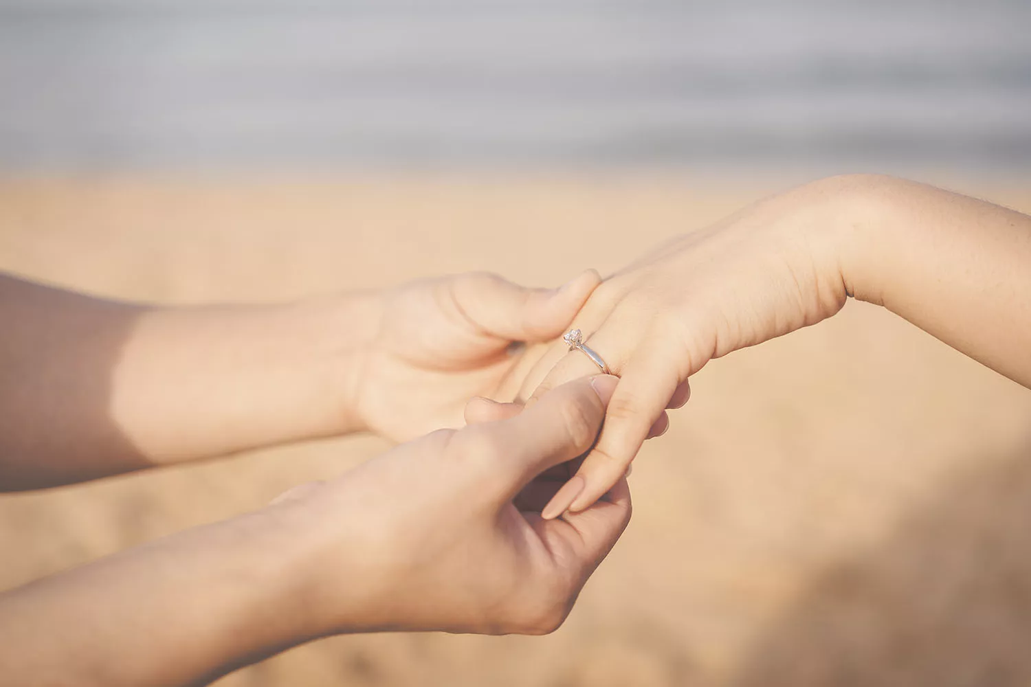 向另一半求婚時遞出鑽石戒指，作為一生的贈禮。