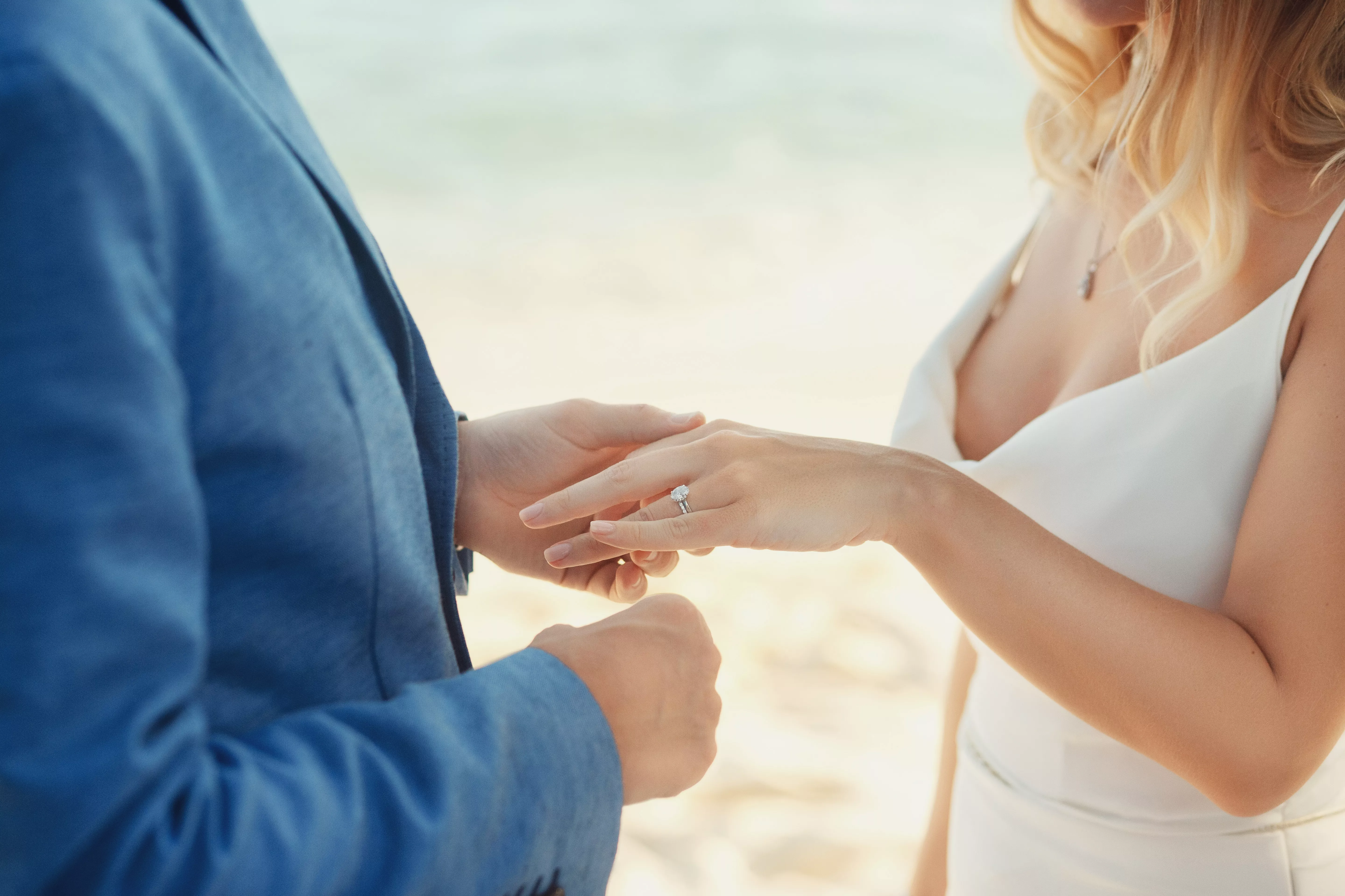挑選一枚贈送給她的鑽石戒指，作為婚約的禮物。