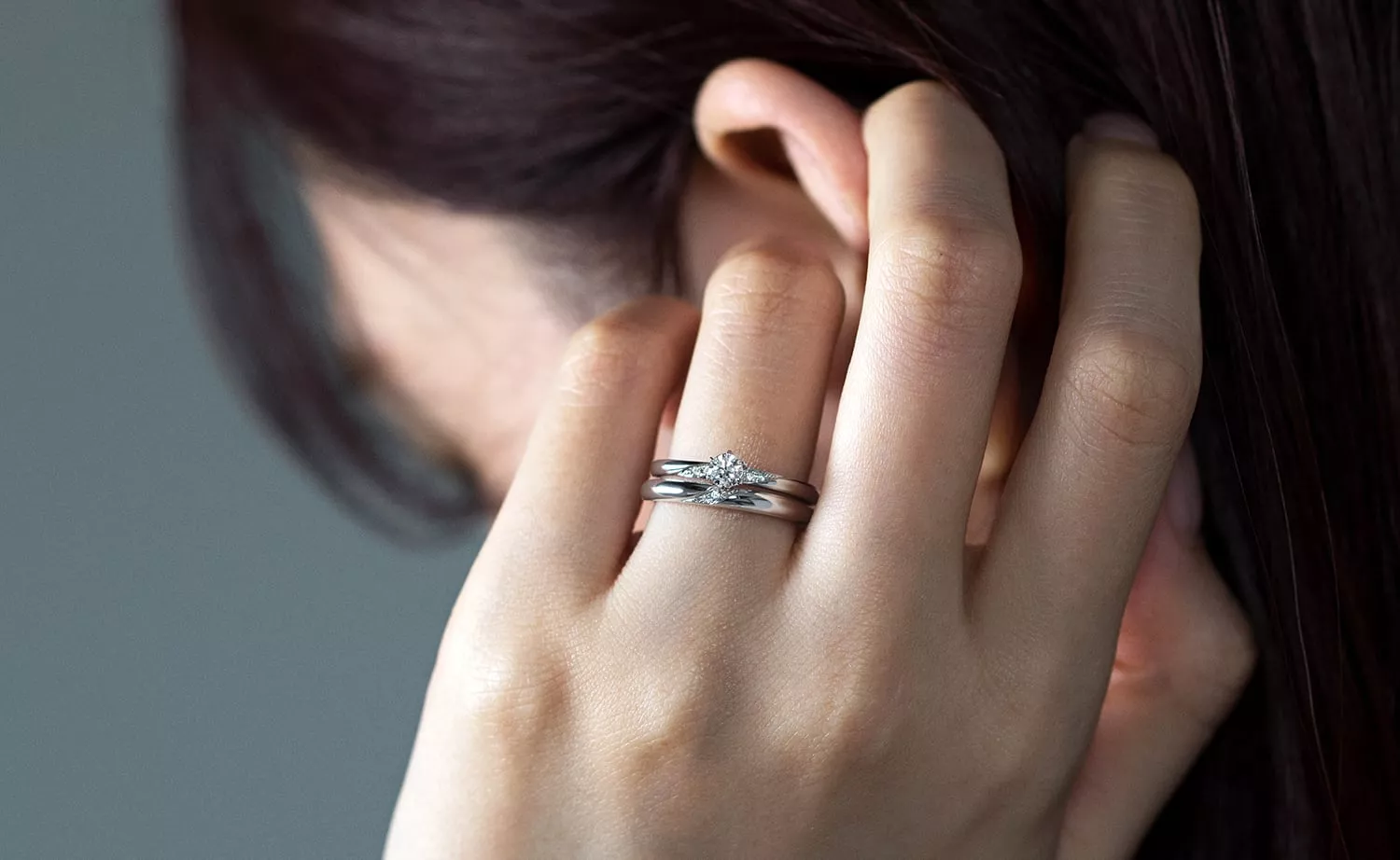 直線型有配鑽的鑽戒與婚戒一起疊戴。