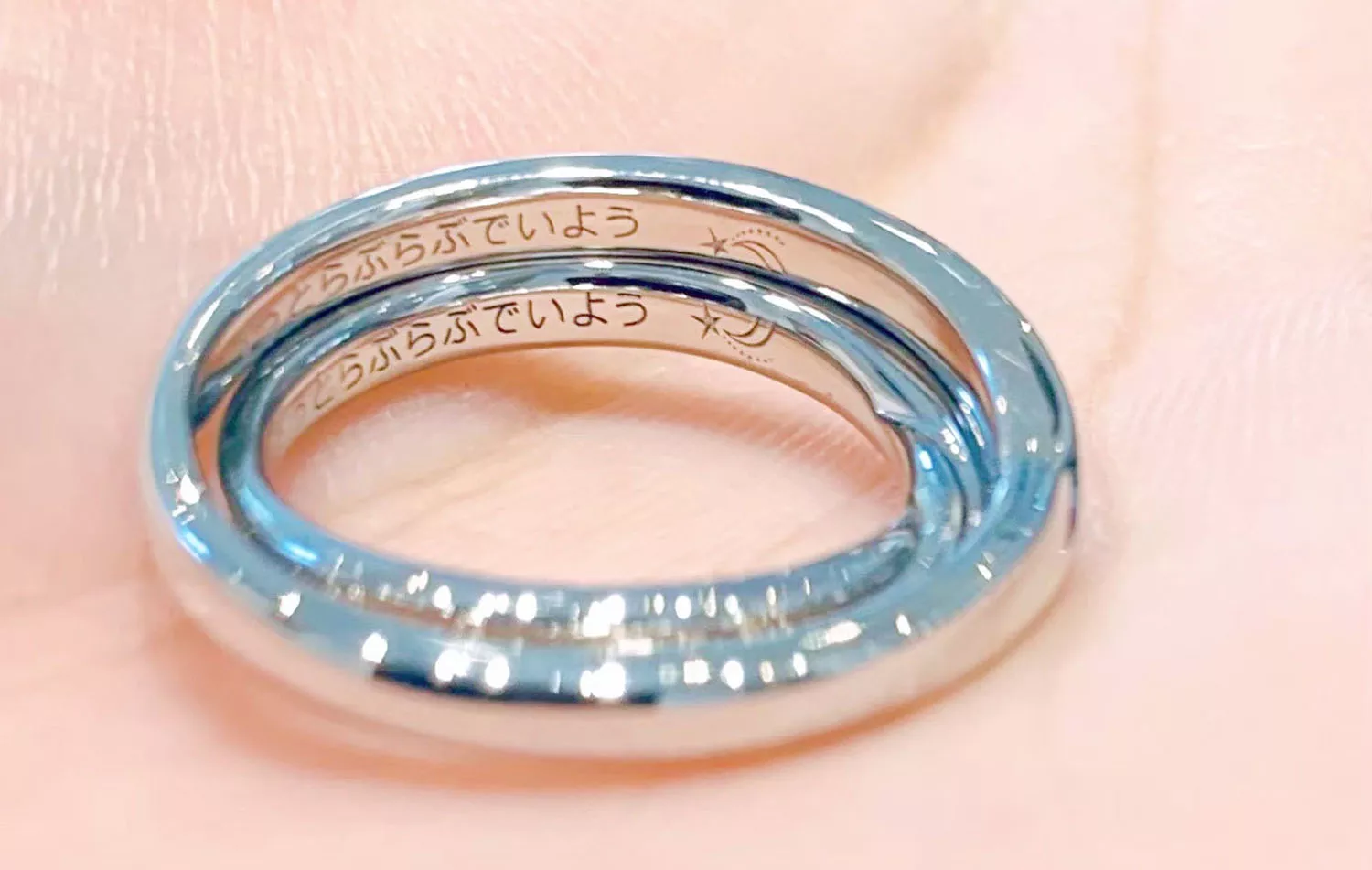 求婚戒指刻字建議：在戒指內側刻上日文的誓言。