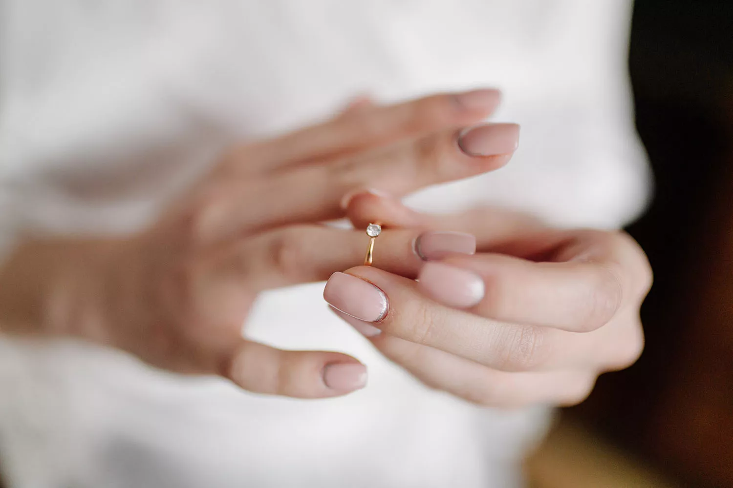 時常取下和戴上戒指會增加金屬與肌膚的摩擦。