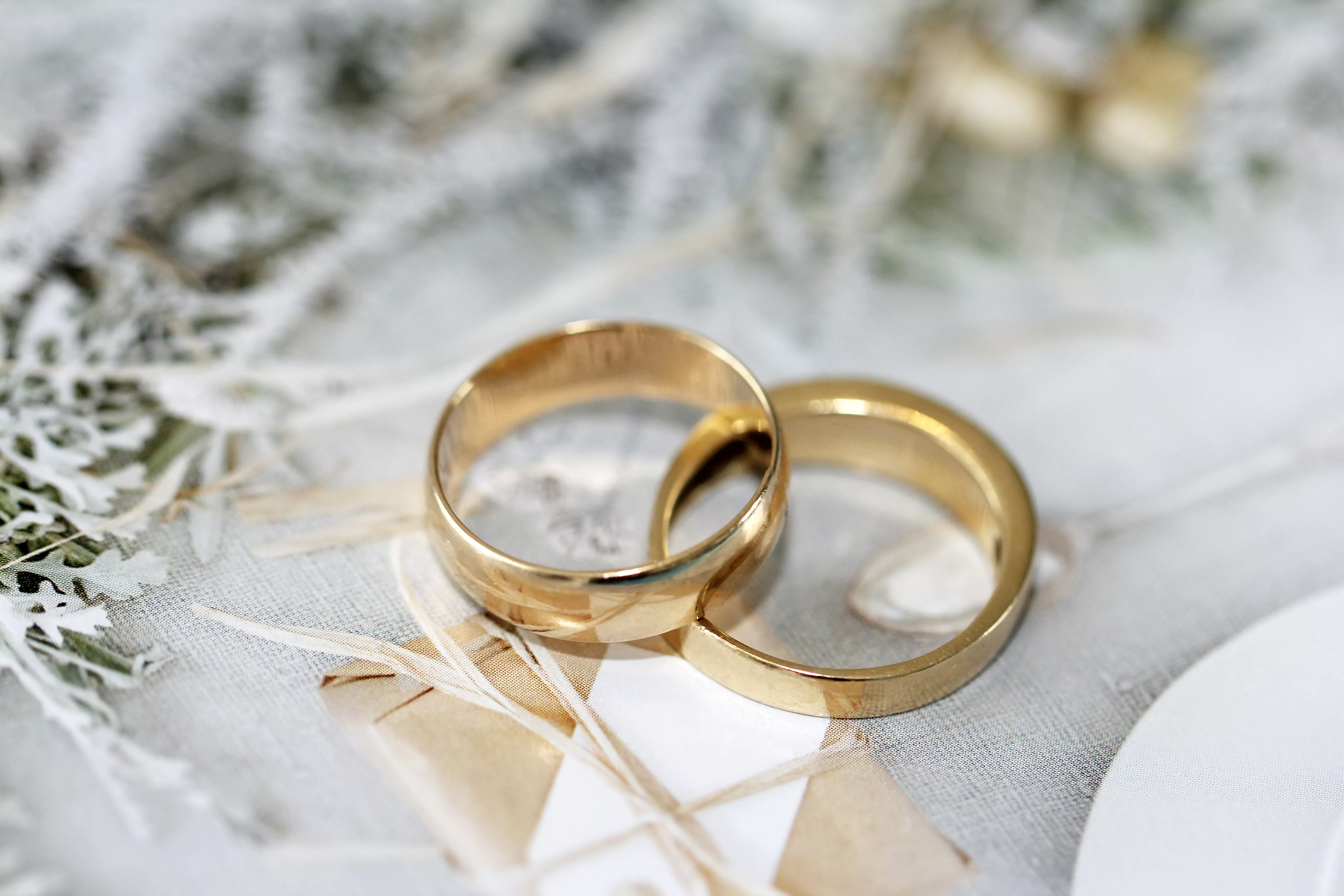 黃金是一般常見的婚戒材質，溫柔的色澤深受新人喜愛。