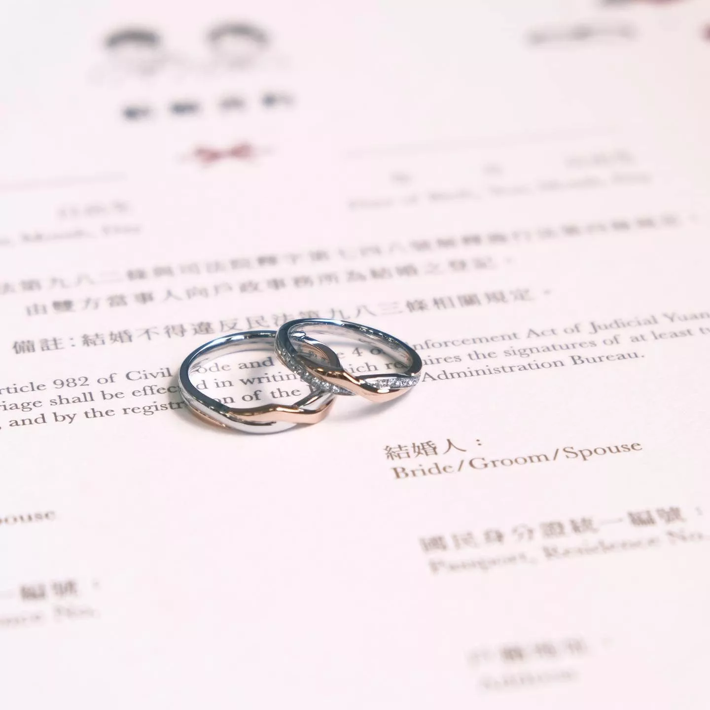 鉑金與18K玫瑰金的雙色婚戒，如果您不喜歡單一的婚戒材質，雙色款式更能打造特殊的設計感。