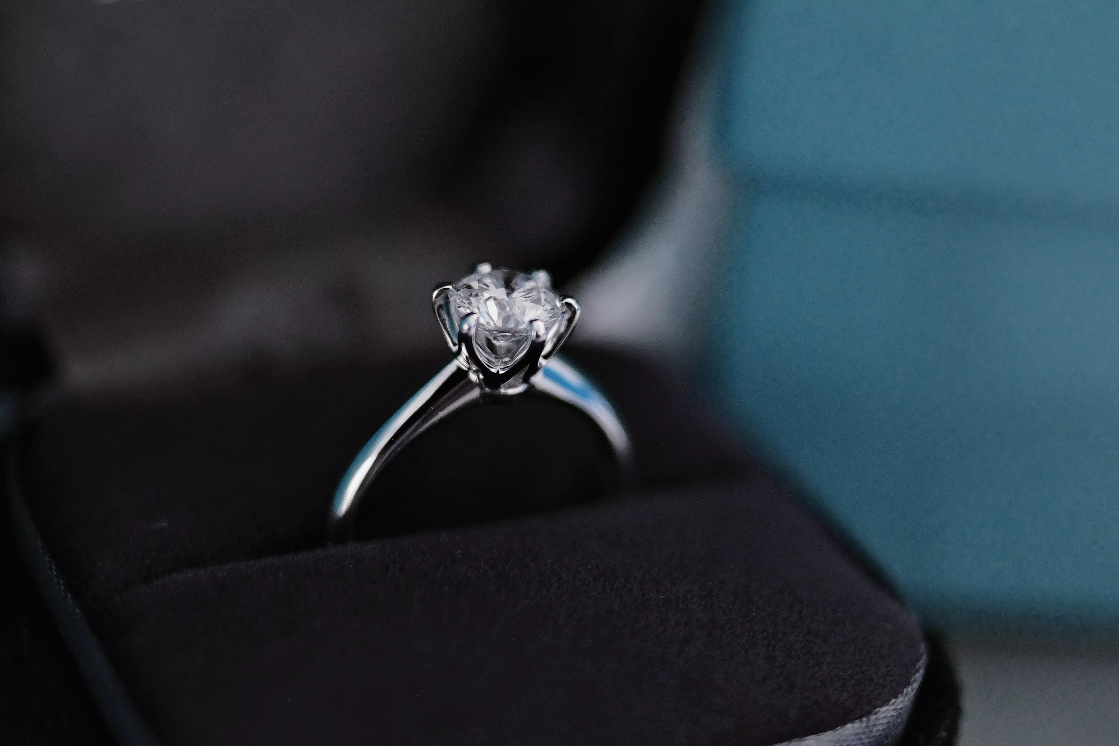 一般人們預計求婚時會買鑽石戒指。