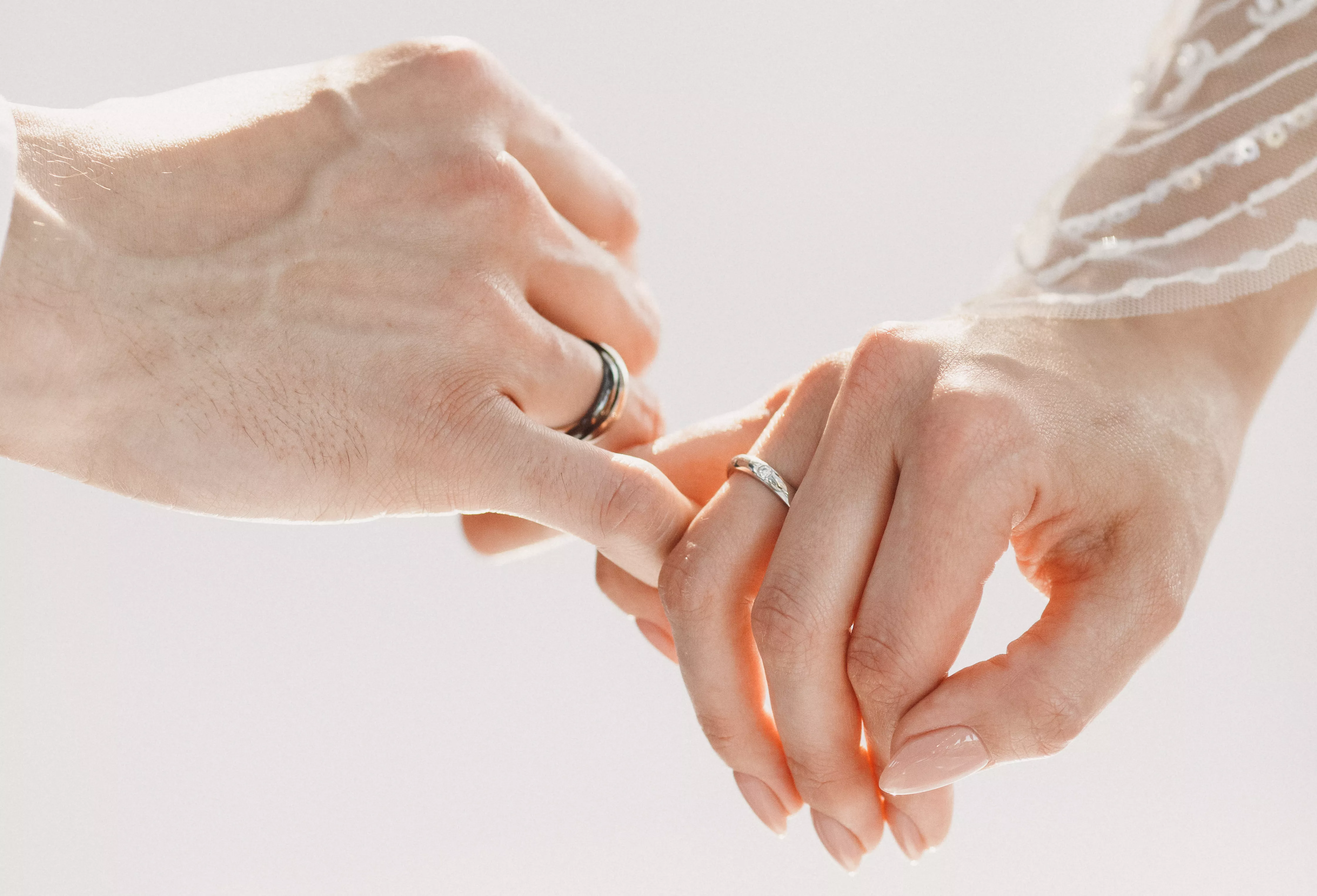 情侶和結婚戒指戴哪隻手指？最普遍的是戴在無名指上。