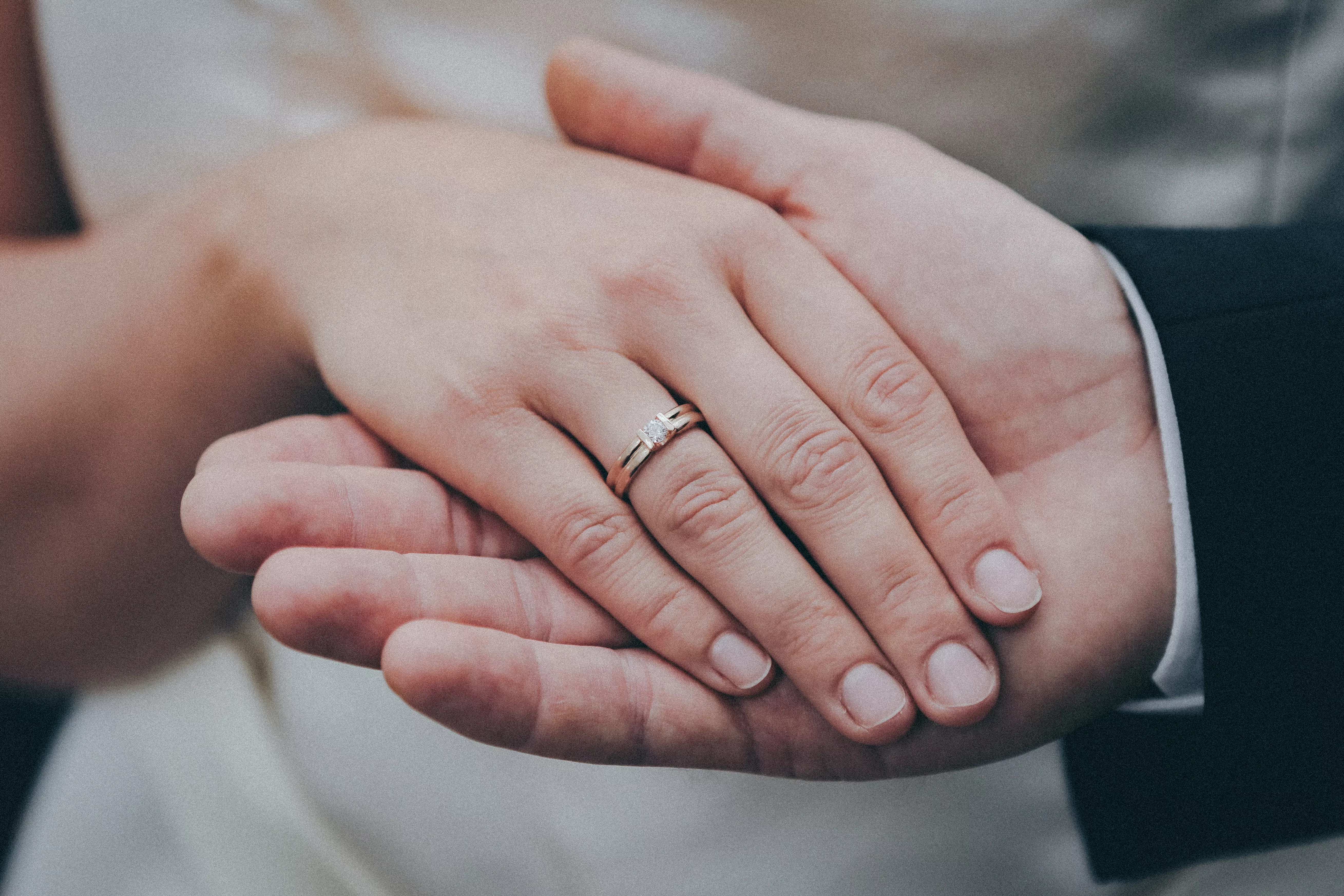 婚戒大多會戴在無名指上。