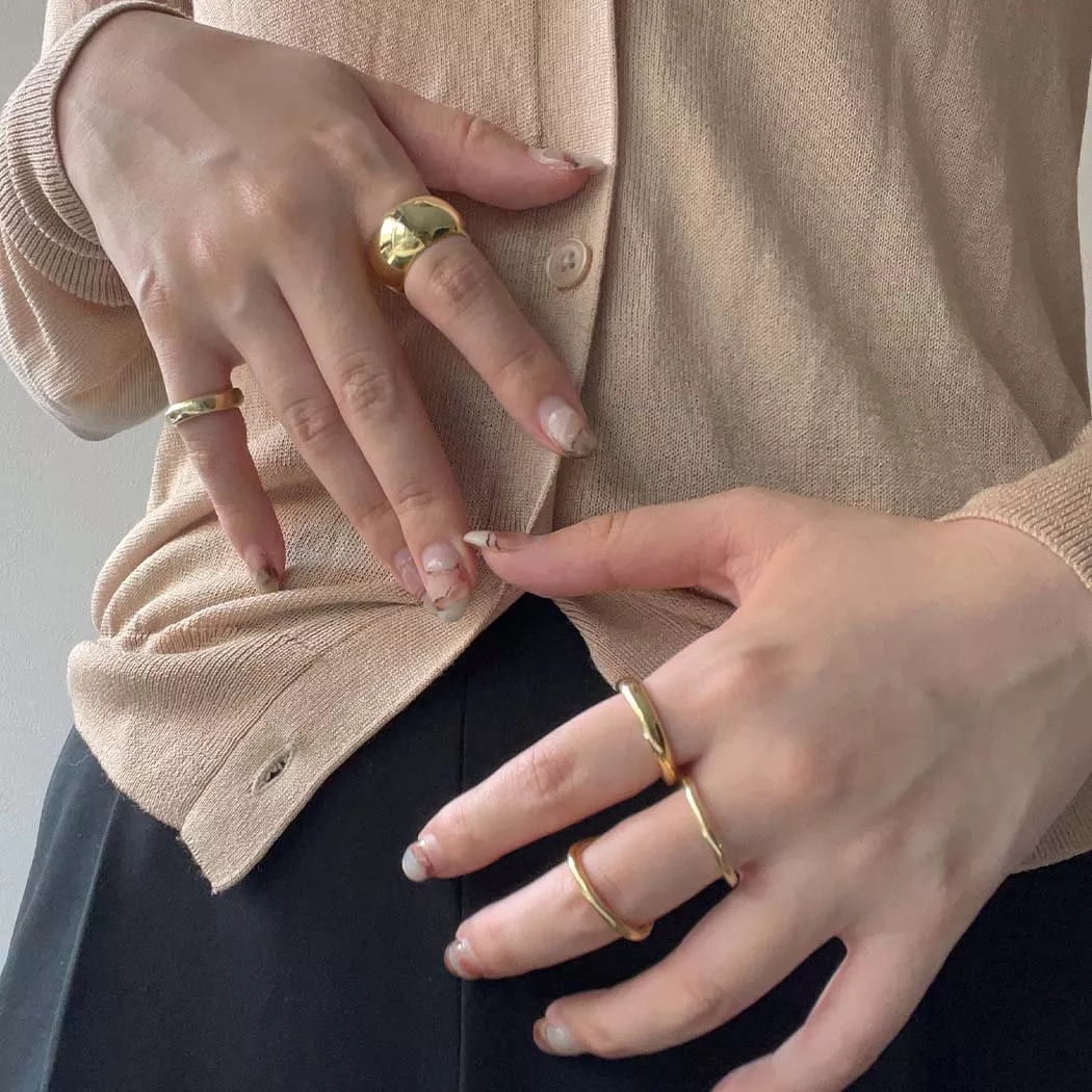 常見戒指飾品混搭在食指、中指、小指上，製造時尚的效果。