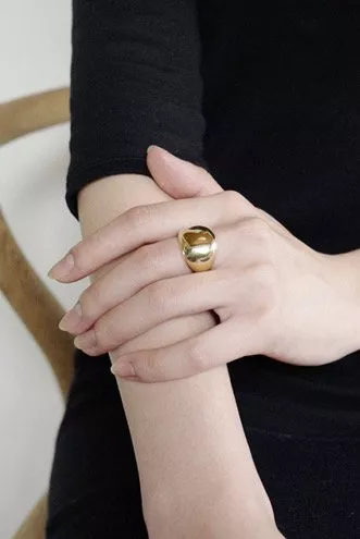 將單個黃K金戒指戴在中指，有簡約優雅的感覺。