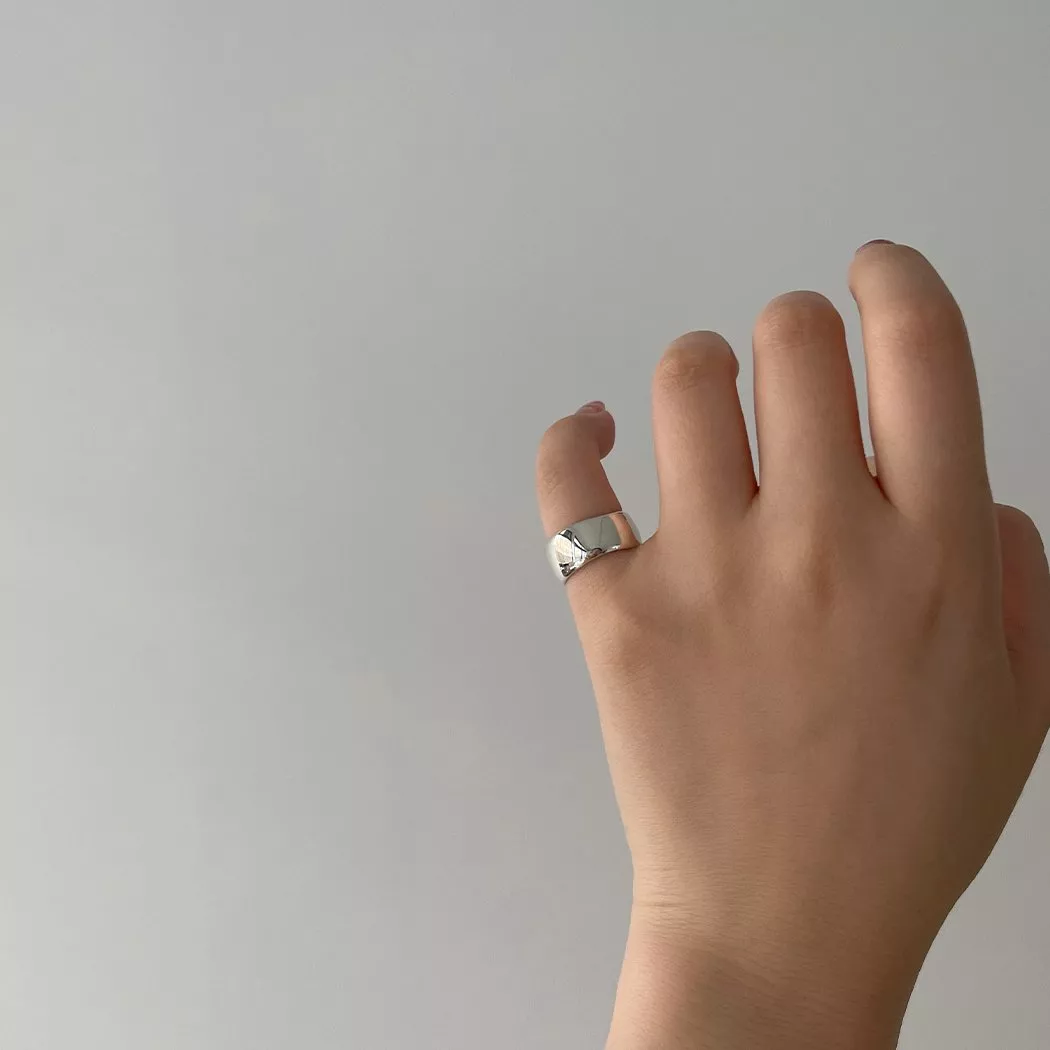 戴戒指在小指上有提升魅力的效果。
