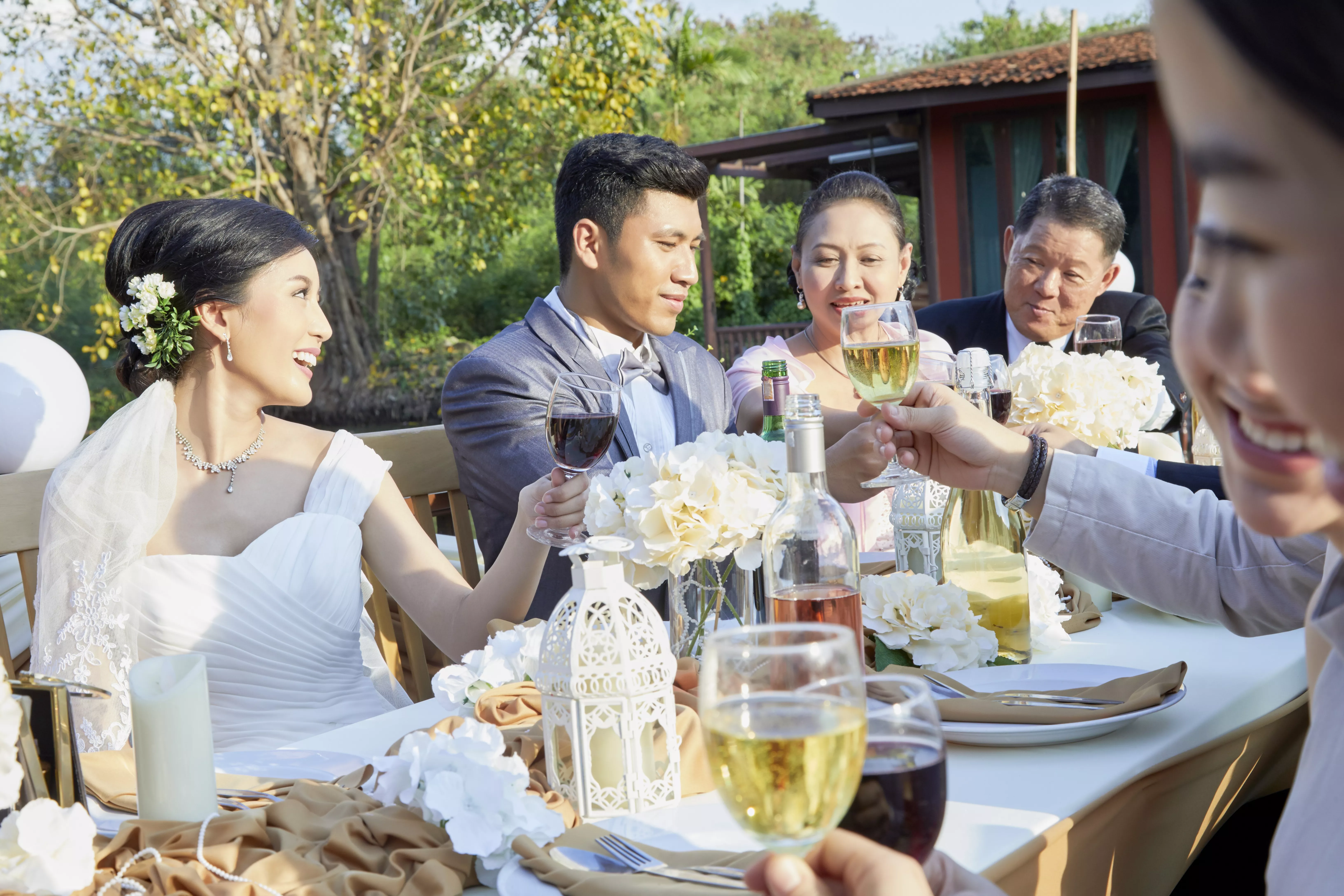 出席婚禮除了避免穿著太暴露的衣物，選色時還要注意「5顏色參加婚禮不要穿」。