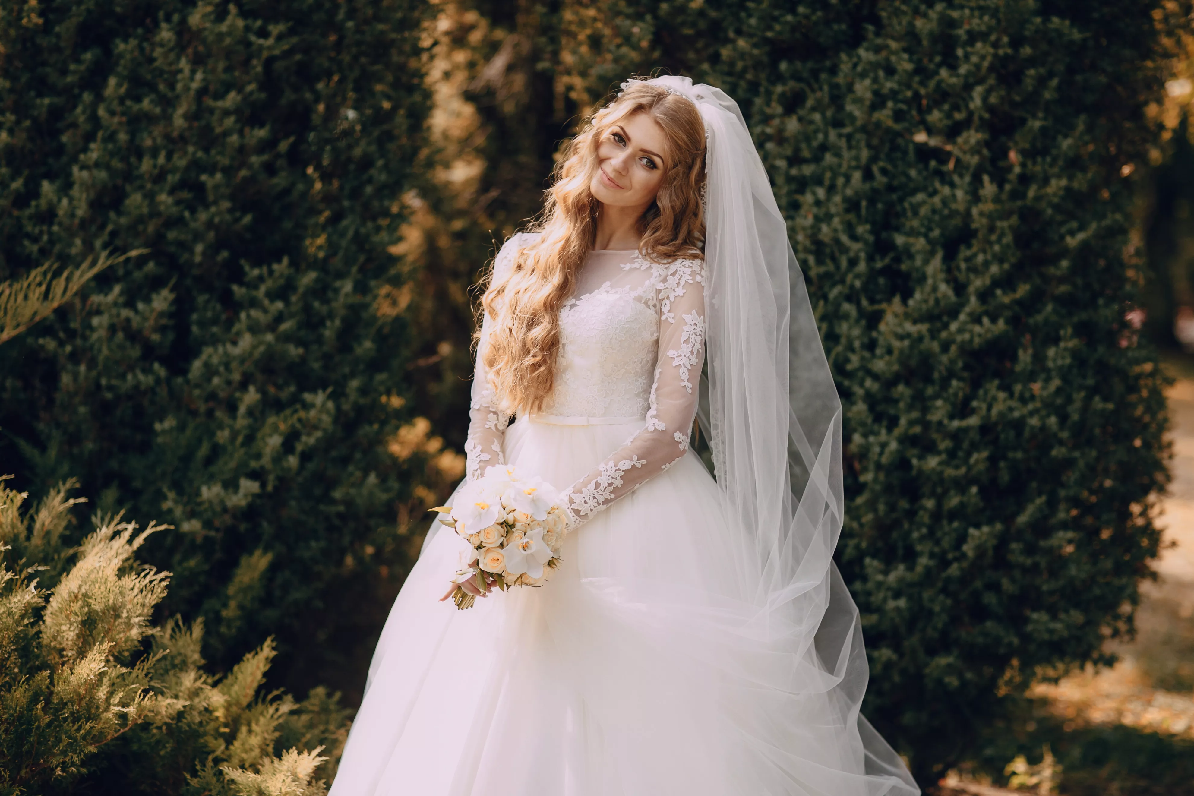對即將要結婚的新娘們來說，中長髮婚紗造型是最常見也最百搭的入門髮型。