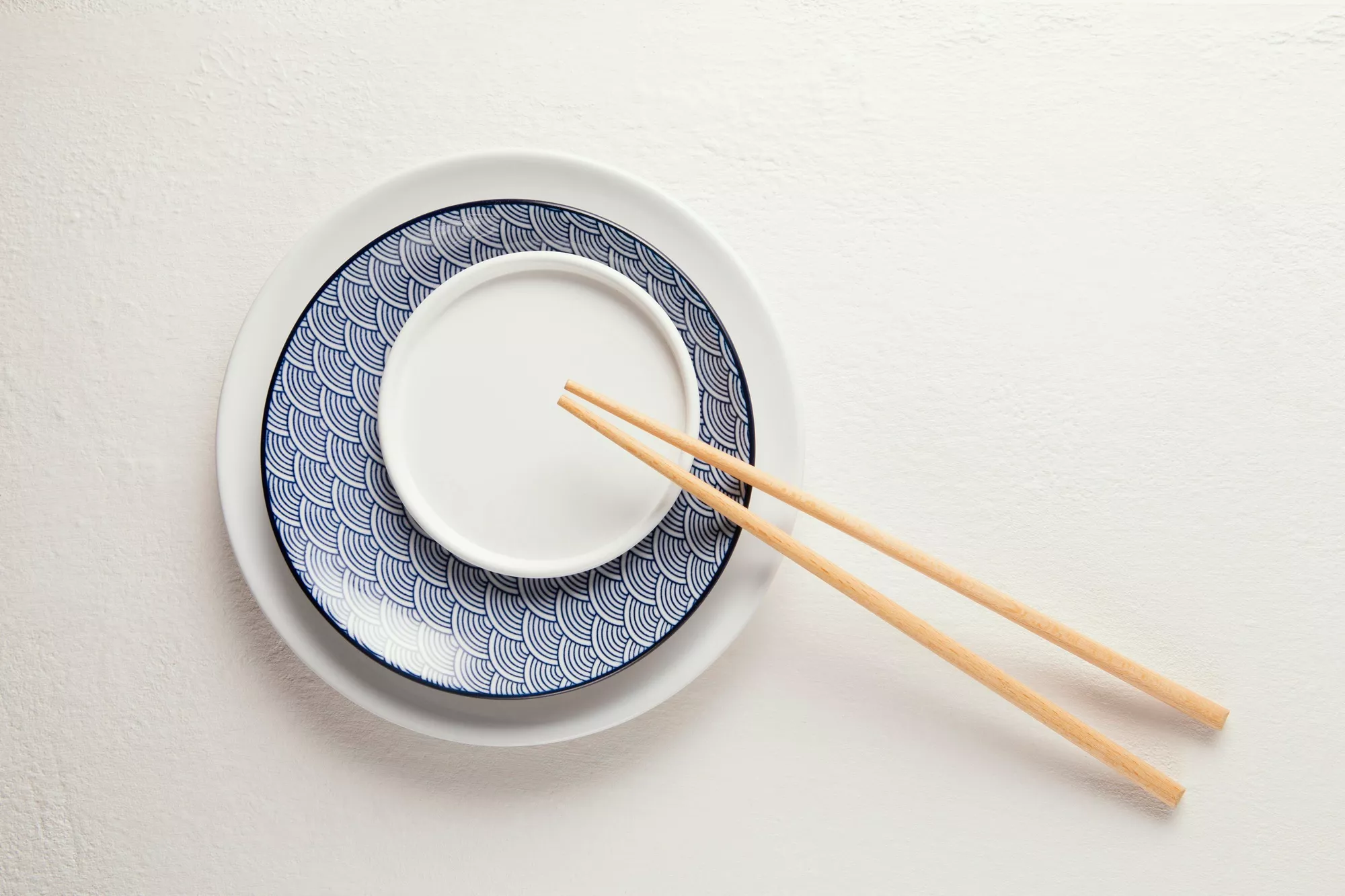 筷子數目必定成雙，也象徵夫妻出雙入對、感情甜蜜。