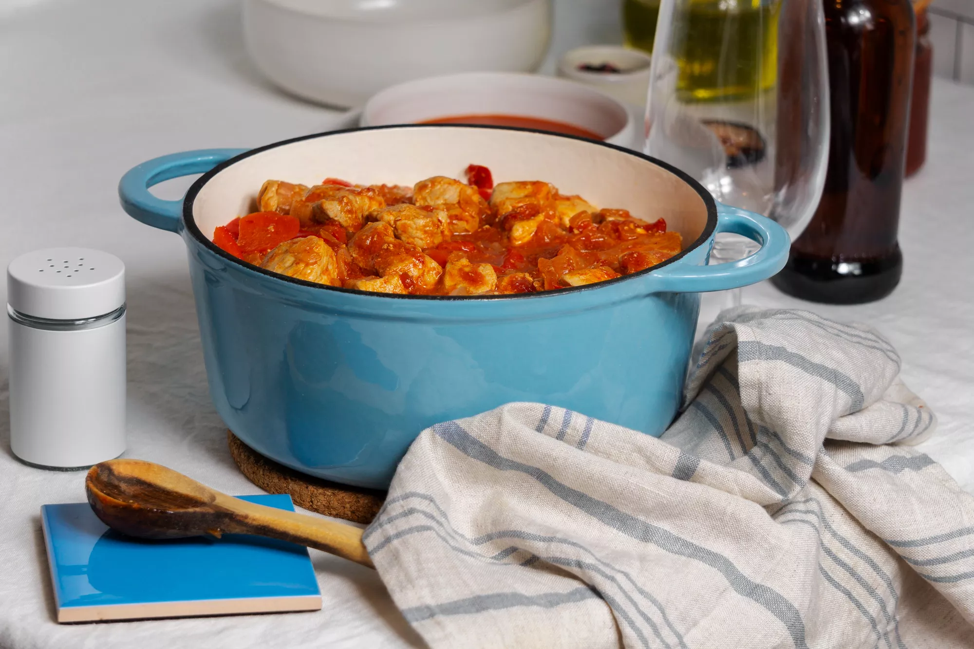 鑄鐵鍋、琺瑯平底鍋等用品，對於喜歡烹飪的人來說實用性很高。
