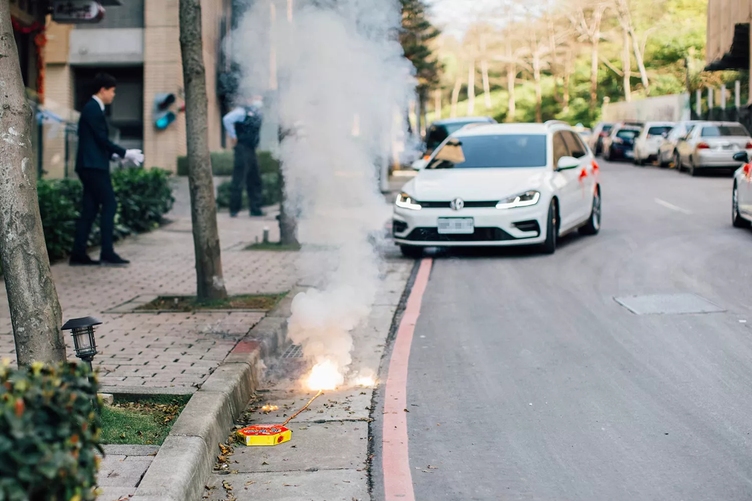 路上巧遇其他新人的迎親禮車，需放鞭炮化解喜沖喜。