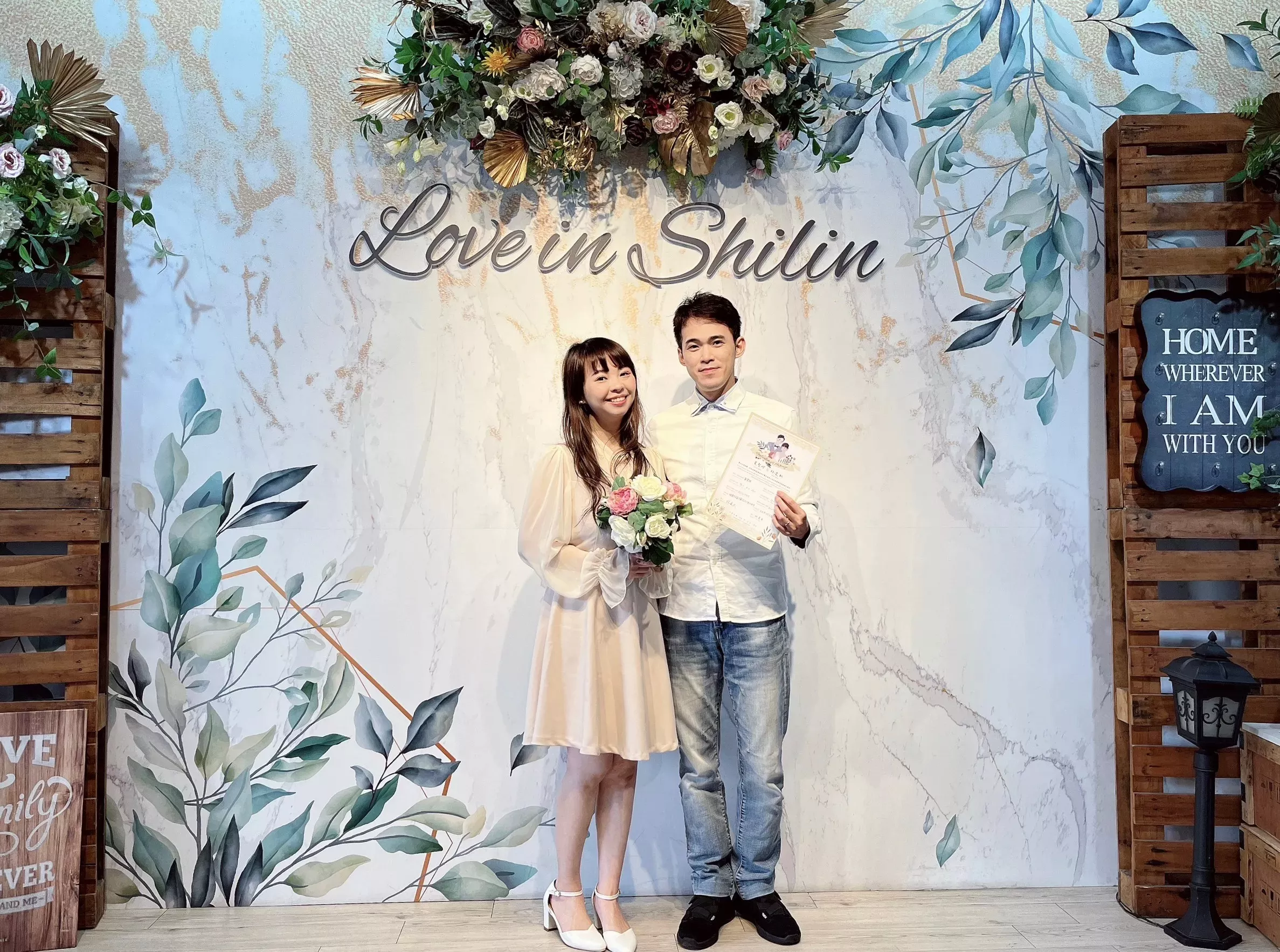 可搭正戶政事務所拍照背板挑選結婚登記洋裝。