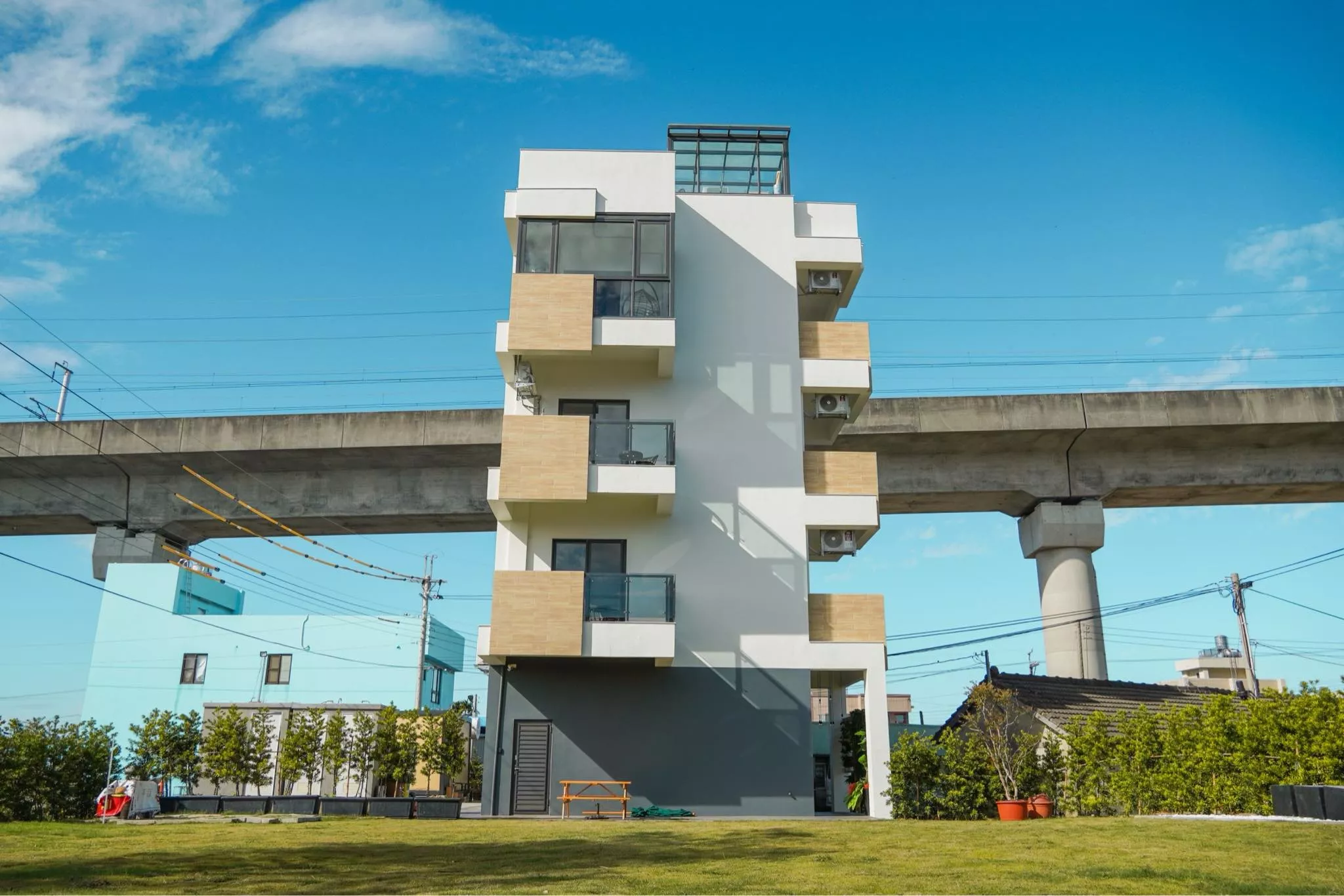 白色外觀的歐式建築，坐落在田野間，戶外的大草皮適合舉辦各式外戶活動。