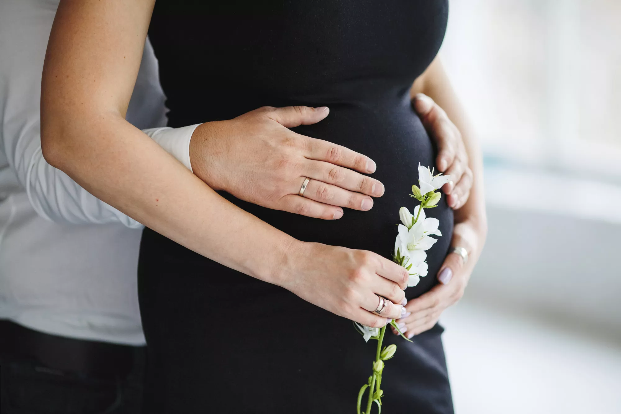 孕婦婚禮穿搭秘訣：4.深色衣物更顯苗條