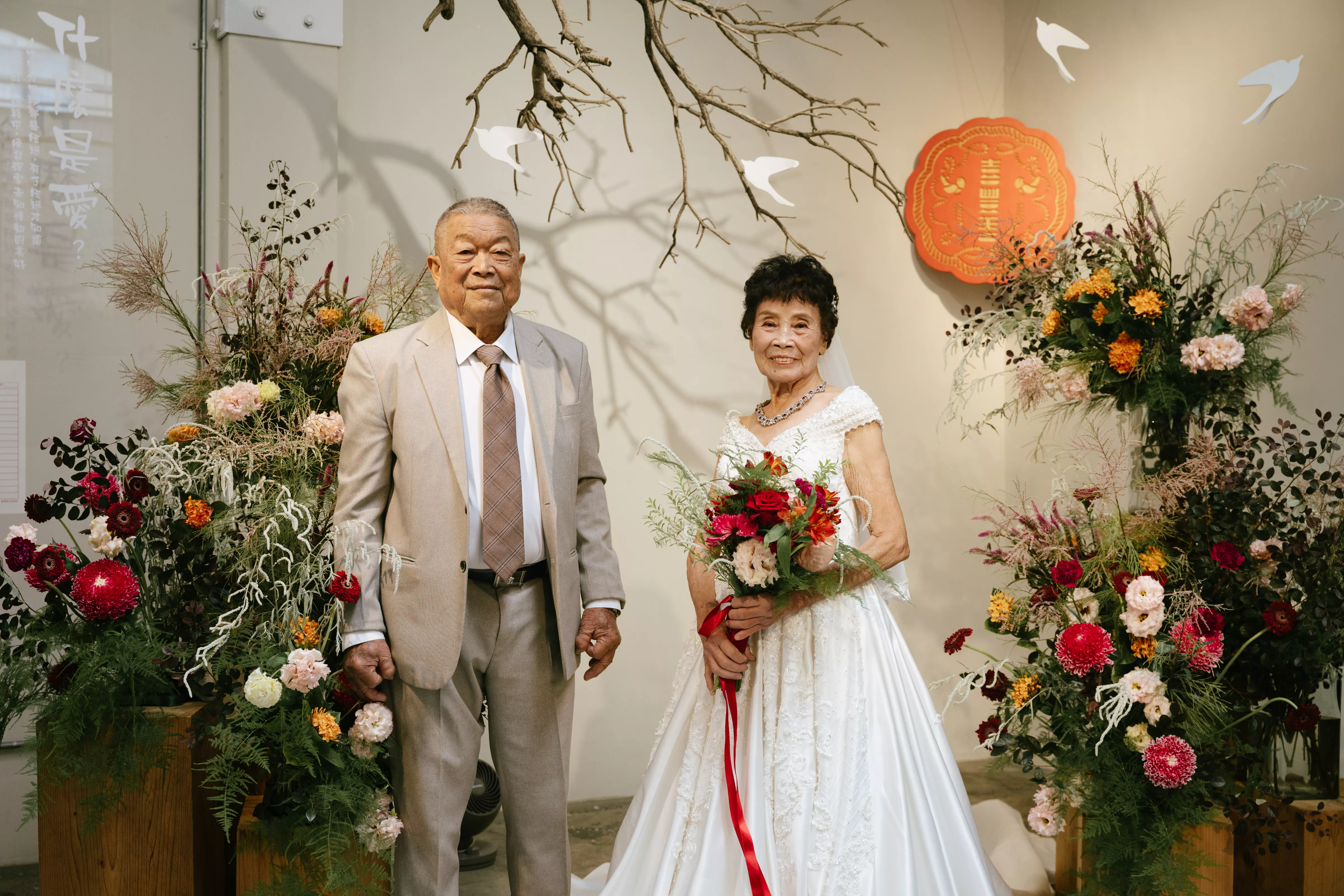 結婚62年的蔣爺爺與王奶奶，幸福穿上西服與婚紗的模樣。