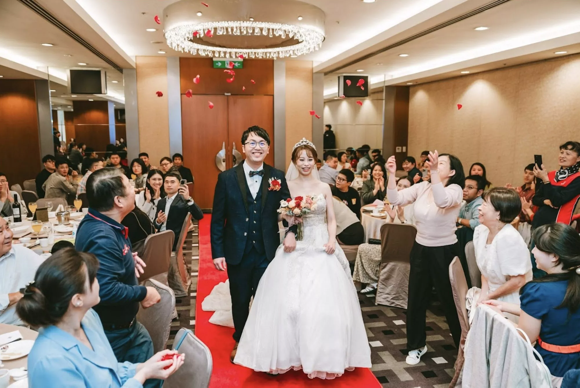 婚紗及婚宴都請同一位伊頓婚紗照型師。