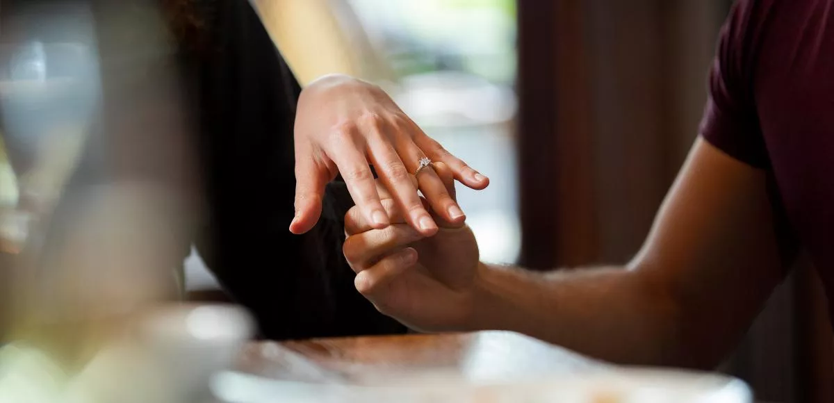 訂婚戒指誰買？驚喜求婚還是兩人一起挑選好？調查結果大公開