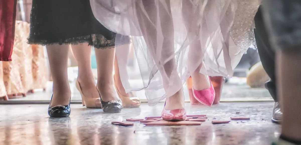 結婚踩瓦片含意？探索5個婚禮傳統象徵，台灣婚禮習俗Q&A