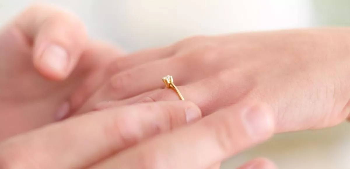 求婚戒指戴哪隻：求婚戒指的起源、佩戴於左手無名指的原因